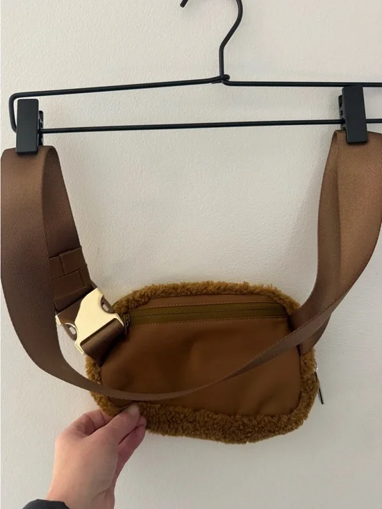 Lululemon Everywhere Fleece Belt Bag
Burnt Caramel - Picture 2 of 5